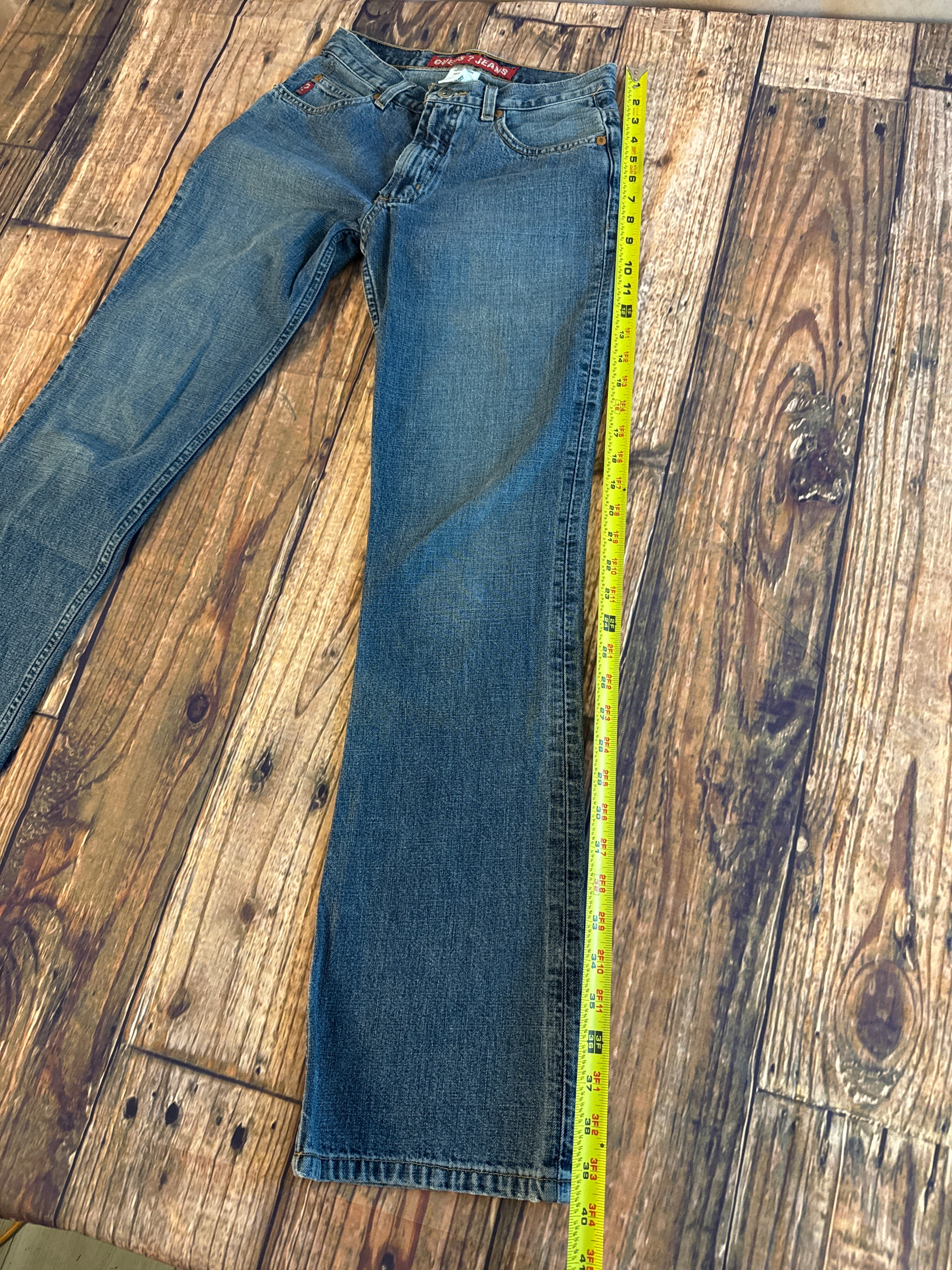 Vintage Style Guess Jeans Size 24
Medium Wash Denim Jeans