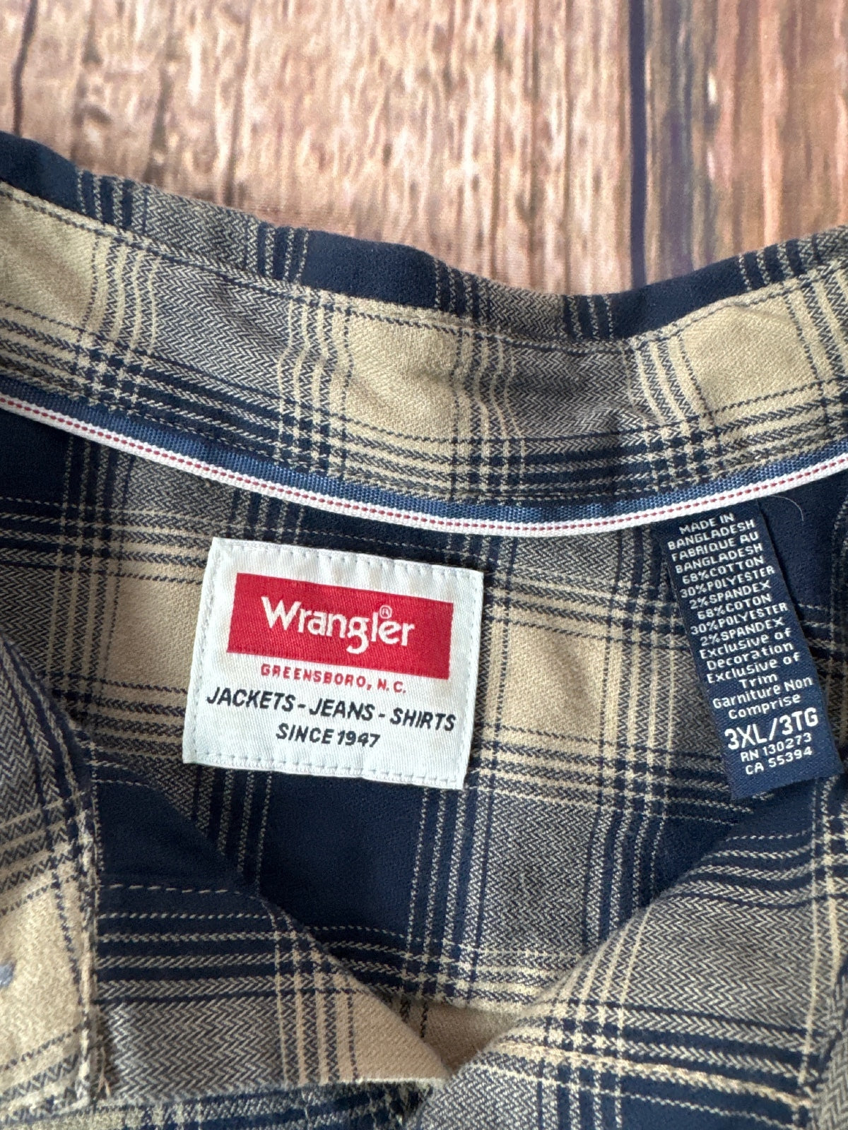 Wrangler Plaid Button Up Shirt
