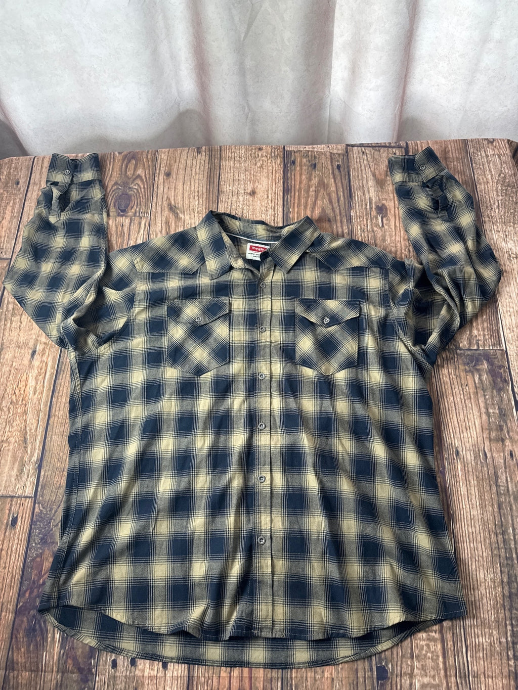 Wrangler Plaid Button Up Shirt