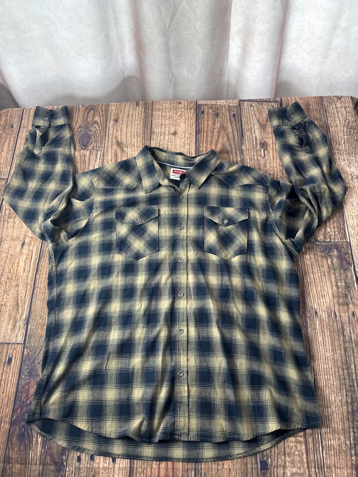 Wrangler Plaid Button Up Shirt