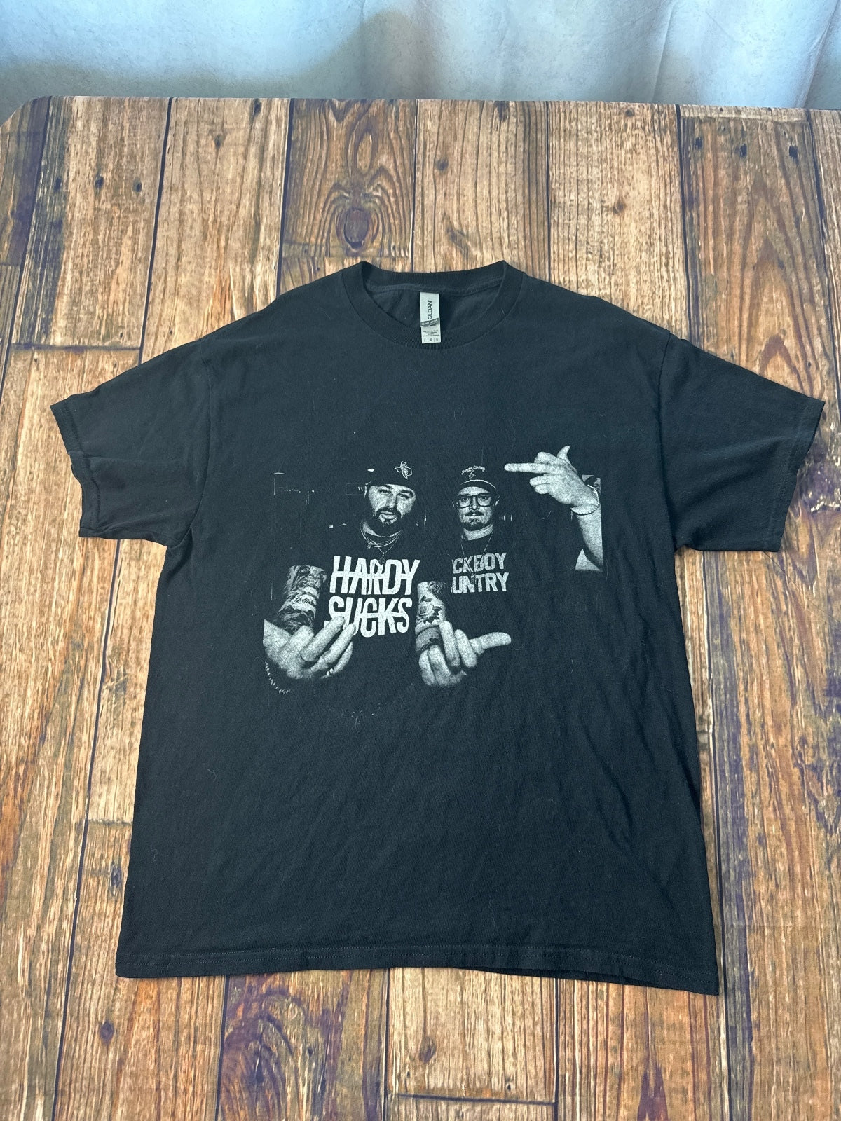 HARDY “Hardy Sucks” Cowboy Country Graphic T-Shirt