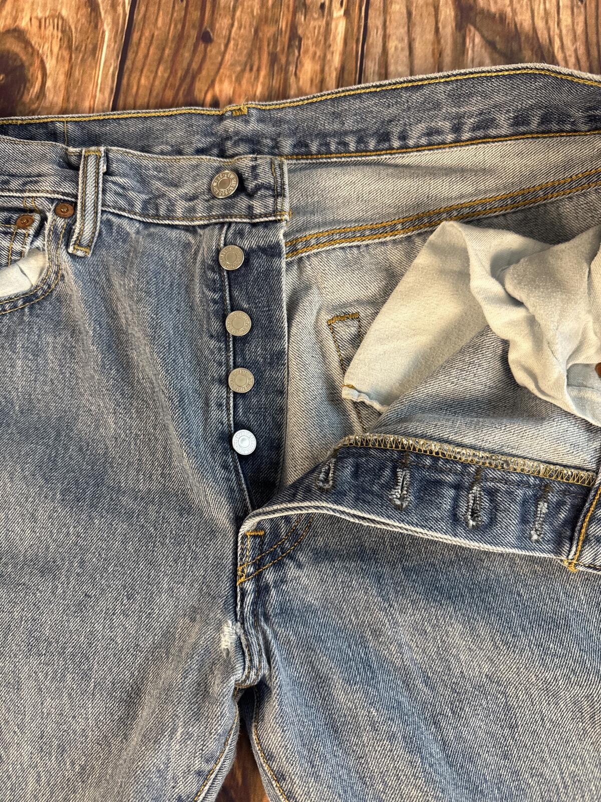 Vintage Levi’s 501 Button Fly Jeans Men’s W34 L30 Faded Blue Denim USA